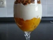 Pfirsich-Quark-Dessert mit Amarettinikruste - Rezept