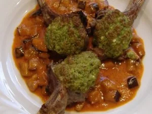Rezept: Lammkoteletts mit Bärlauchkruste und cremigen Auberginen Lammkoteletts mit Bärlauchkruste und cremigen Auberginen - Rezept
