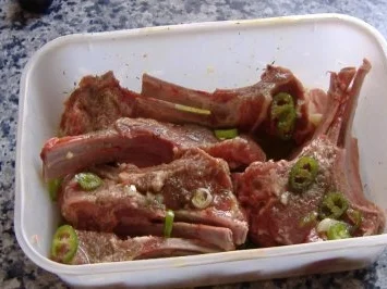 Rezept: Lammkoteletts mit Bärlauchkruste und cremigen Auberginen Bild Nr. 2 Lammkoteletts mit Bärlauchkruste und cremigen Auberginen - Rezept - Bild Nr. 2