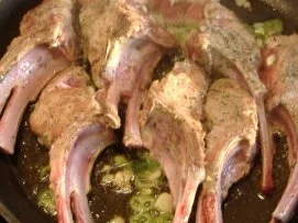 Rezept: Lammkoteletts mit Bärlauchkruste und cremigen Auberginen Bild Nr. 5 Lammkoteletts mit Bärlauchkruste und cremigen Auberginen - Rezept - Bild Nr. 5