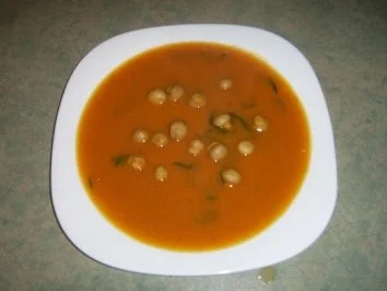 Kürbiscremsuppe mit Champignons und Feldsalatstreifen - Rezept