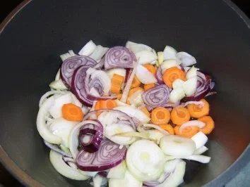 Kürbiscremsuppe mit Champignons und Feldsalatstreifen - Rezept - Bild Nr. 4