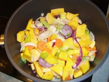 Kürbiscremsuppe mit Champignons und Feldsalatstreifen - Rezept - Bild Nr. 5
