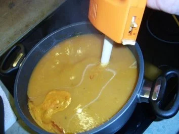 Kürbiscremsuppe mit Champignons und Feldsalatstreifen - Rezept - Bild Nr. 8