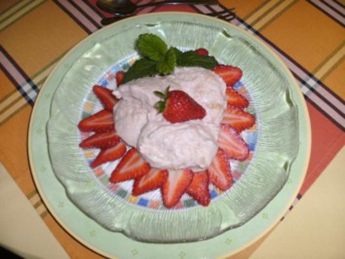 Rhabarber-Quark-Mousse mit frischen Erdbeeren - Rezept