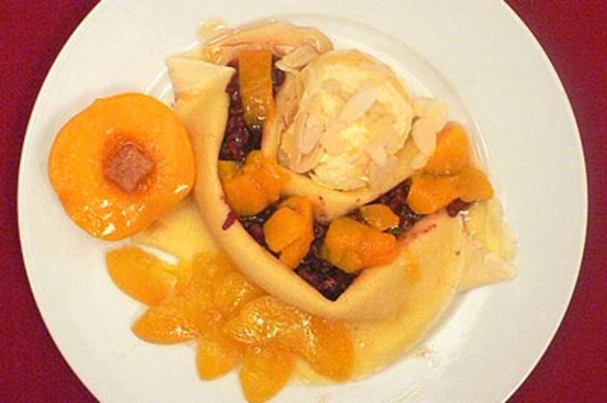 Crêpe Suzette mit Vanilleeis an Granatapfel-Mango-Chutney - Rezept