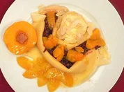Crêpe Suzette mit Vanilleeis an Granatapfel-Mango-Chutney - Rezept