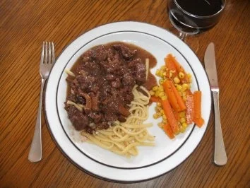 Rezept: Fleisch: Rindergulasch mit Pfifferlingen Fleisch: Rindergulasch mit Pfifferlingen - Rezept