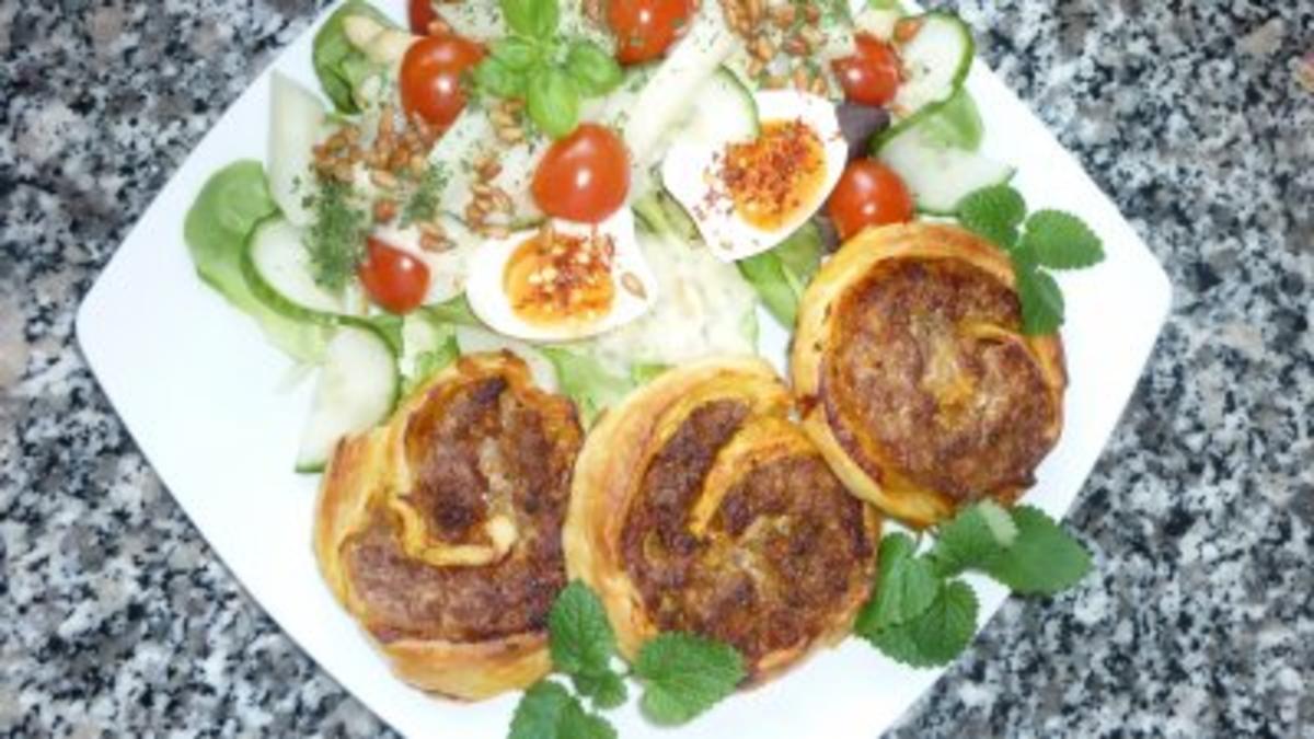 ☸ڿڰۣ—Blätterteig-Hackschnecken mit frischem Salat an Honig-Senf ...