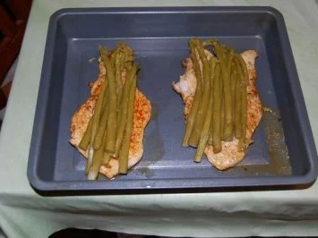 Putenschnitzel mit grünem Spargel und Mozzarella gratiniert - Rezept - Bild Nr. 4