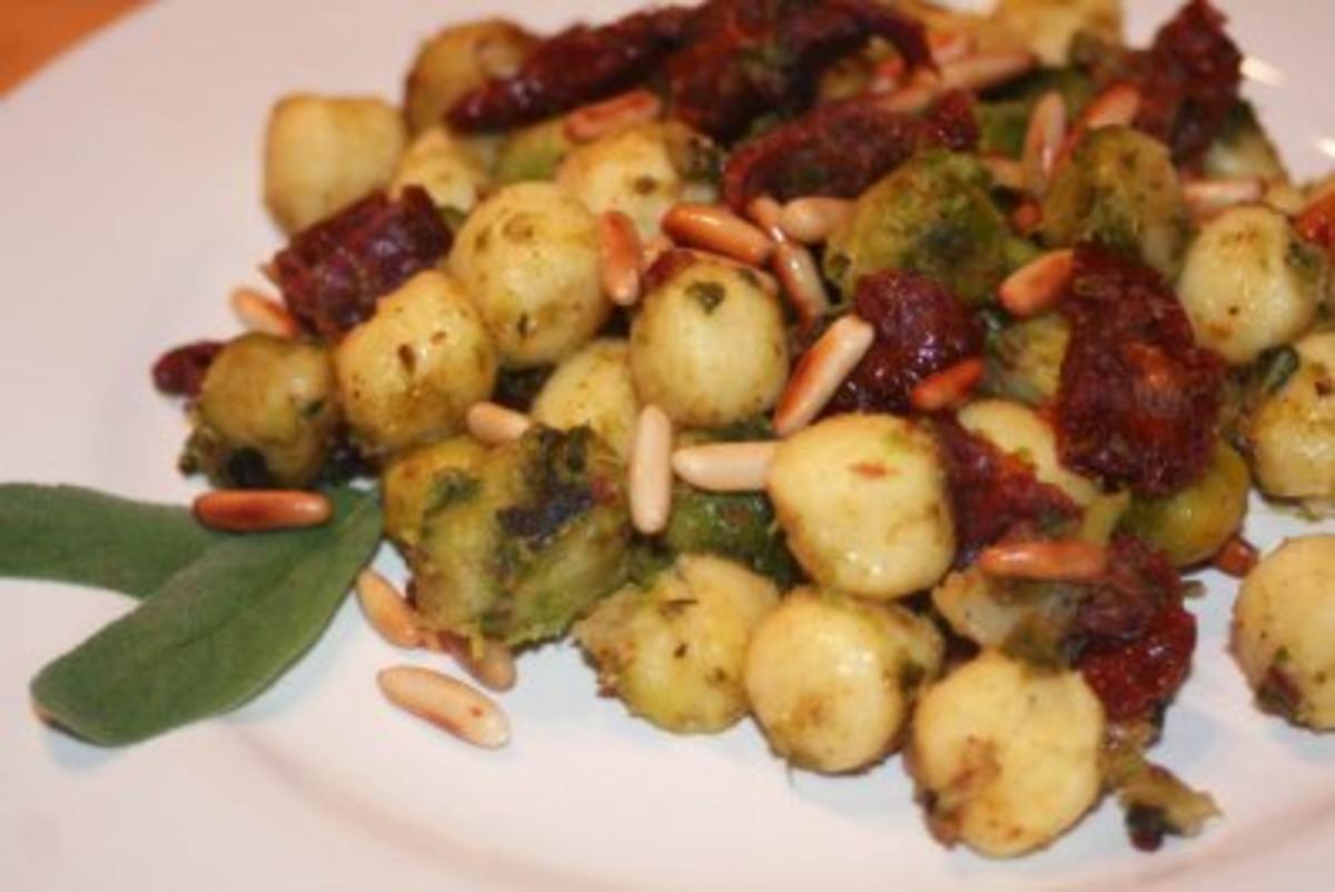 Bilder für Gnocchi-Pfanne mit Rosenkohl - Rezept