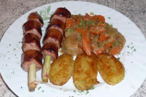 ~ Wurstspießchen, Karottengemüse und gebratene Kartoffelklöße ...