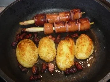 ~ Wurstspießchen, Karottengemüse und gebratene Kartoffelklöße ~ - Rezept - Bild Nr. 3