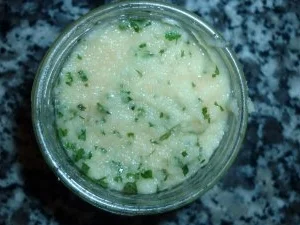 Rezept: Knoblauchpaste mit Kräutern Knoblauchpaste mit Kräutern - Rezept