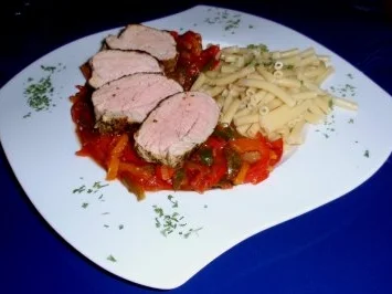 Schweinefilet auf Paprikagemüse und Maccheroninudeln - Rezept