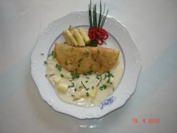 Pfannkuchen + Crepes : Pfannkuchen mit Spargel in Sekt-Sahne-Soße - Rezept