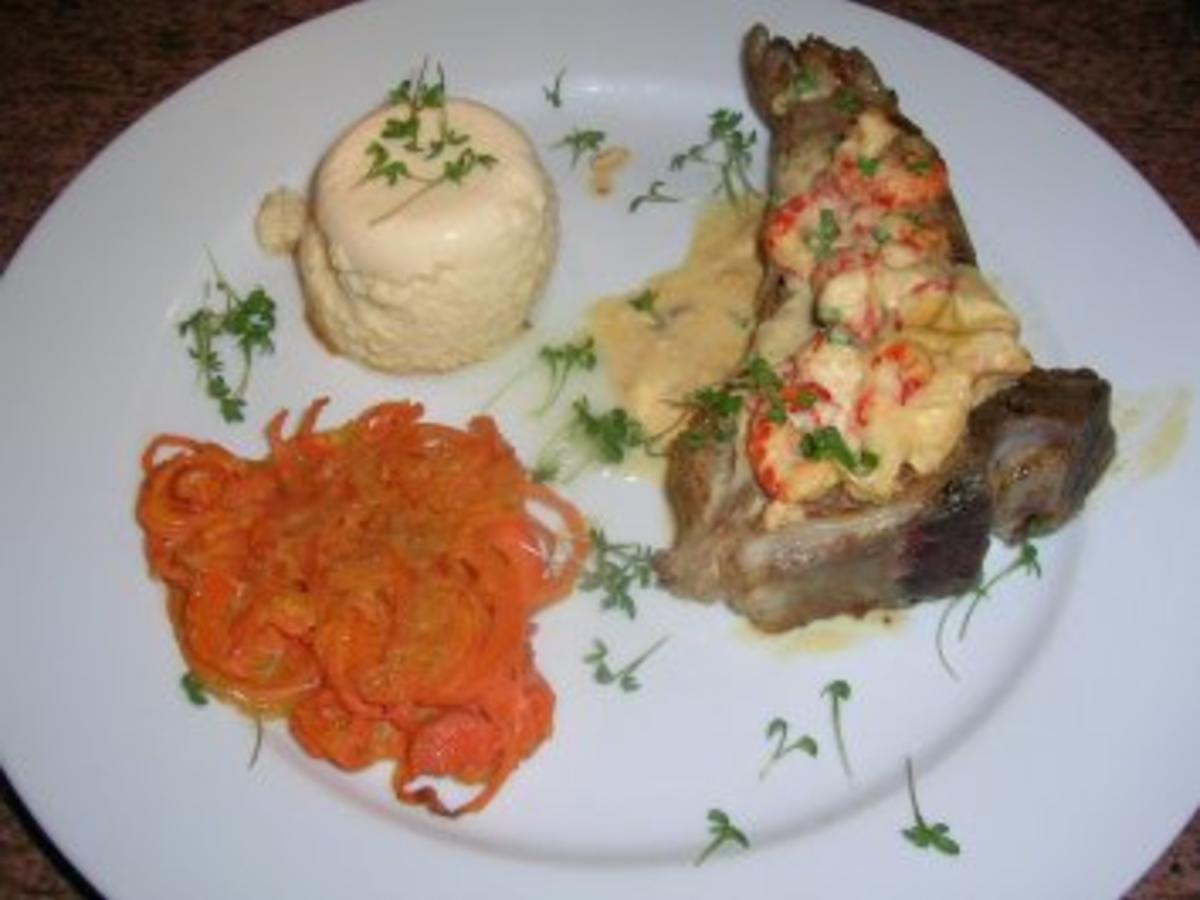 Kalbskotelett überbacken mit Krebsfleisch, an Möhrenrösti und ...