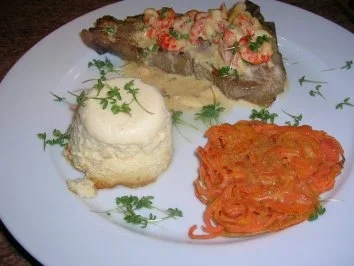 Rezept: Kalbskotelett überbacken mit Krebsfleisch, an Möhrenrösti und Spargelflan Kalbskotelett überbacken mit Krebsfleisch, an Möhrenrösti und Spargelflan - Rezept