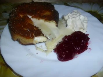 Rezept: Camembert gebraten mit Preiselbeeren und Schlagsahne Camembert gebraten mit Preiselbeeren und Schlagsahne - Rezept