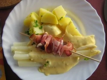 Spargel klassisch an Schinkenspießchen serviert - Rezept