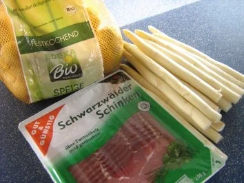 Spargel klassisch an Schinkenspießchen serviert - Rezept - Bild Nr. 2