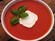 Frische, Selbstgemachte Tomatensuppe mit Goldwürfeln - Rezept
