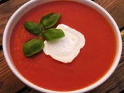 Frische, Selbstgemachte Tomatensuppe mit Goldwürfeln - Rezept