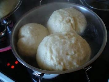 Hefeklöße mit Heidelbeeren. - Rezept - Bild Nr. 12