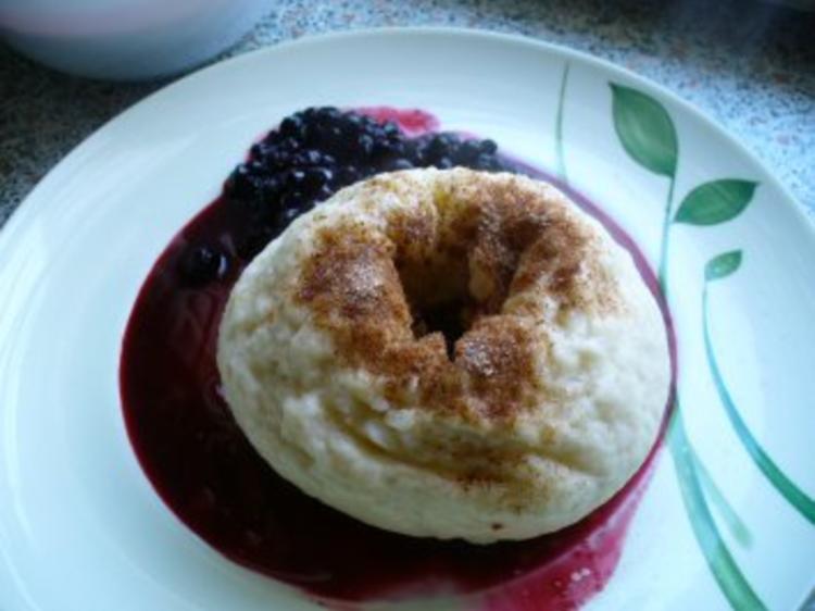 Hefeklöße mit Heidelbeeren und Vanillesoße Rezepte - kochbar.de