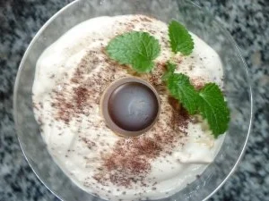 Cappucinocreme mit Toffeelikör und Pfirsichen - Rezept