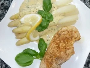 Schweinerückensteaks mit frischem Spargel und Dijon-Kräuterhollandaise - Rezept