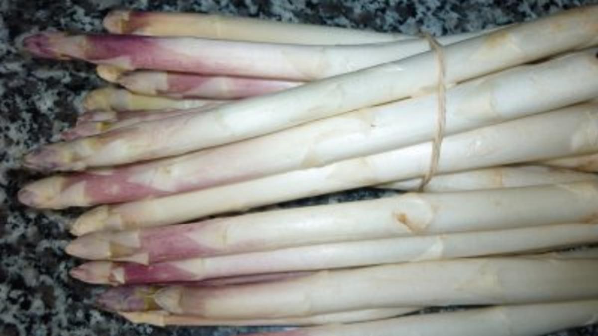 Schweinerückensteaks mit frischem Spargel und Dijon-Kräuterhollandaise - Rezept - Bild Nr. 7