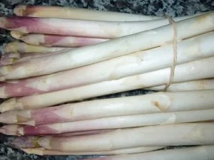 Schweinerückensteaks mit frischem Spargel und Dijon-Kräuterhollandaise - Rezept - Bild Nr. 7