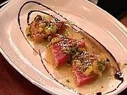 Gebeiztes Tunfischfilet an Orangen-Kapern-Soße - Rezept