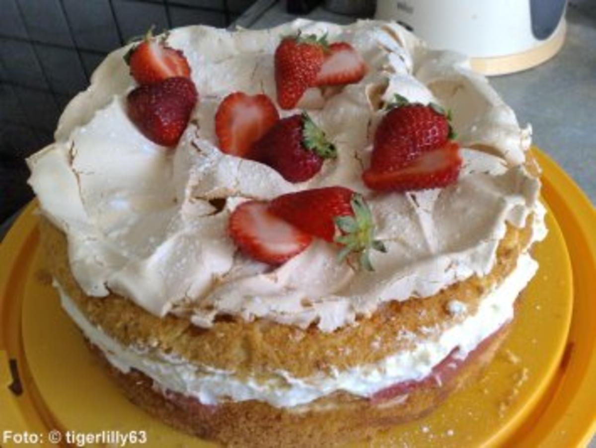 Baiser-Torte mit Rhabarber - Rezept mit Bild - kochbar.de