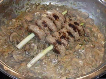 Hackfleisch: Hackfleischspießchen  auf  Champignonragout - Rezept