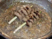Hackfleisch: Hackfleischspießchen  auf  Champignonragout - Rezept