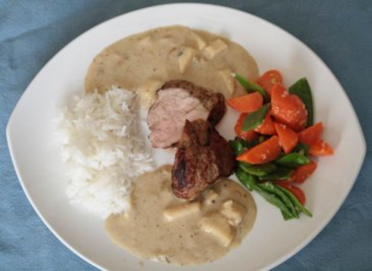 Schweinefilet mit Calvadossahnesoße, Zuckerschoten, Möhren und Reis - Rezept