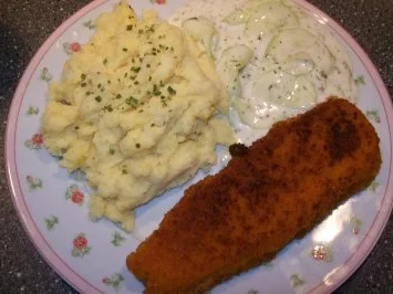 Fischfilet mit Kartoffelbrei u. Gurkensalat - Rezept