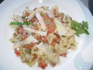 Farfalle mit einer frischen Tomatensoße - Rezept