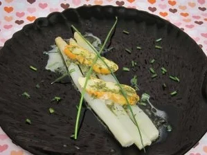 Rezept: Weißer Spargel mit Weichkäse und Butter-Estragon-Weißweinsoße Weißer Spargel mit Weichkäse und Butter-Estragon-Weißweinsoße - Rezept