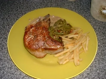 Rezept: Brauhaus-Kotelett mit Brätlingen und Speckbohnen Brauhaus-Kotelett mit Brätlingen und Speckbohnen - Rezept