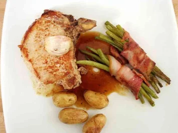 Rezept: Brauhaus-Kotelett mit Brätlingen und Speckbohnen Brauhaus-Kotelett mit Brätlingen und Speckbohnen - Rezept