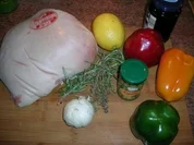 Toskanische Spanferkelkeule mit Kräutern - die Kruste ist durch Kräuter+Rotwein so dunkel - Rezept