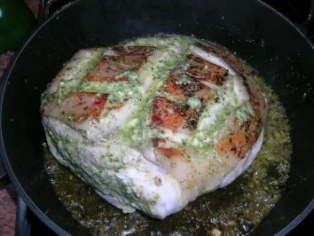 Toskanische Spanferkelkeule mit Kräutern - die Kruste ist durch Kräuter+Rotwein so dunkel - Rezept - Bild Nr. 3