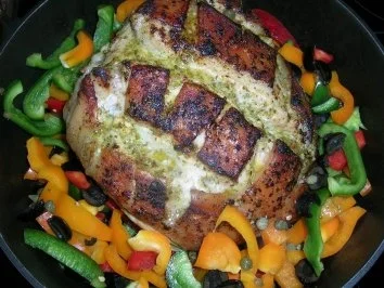 Toskanische Spanferkelkeule mit Kräutern - die Kruste ist durch Kräuter+Rotwein so dunkel - Rezept - Bild Nr. 4