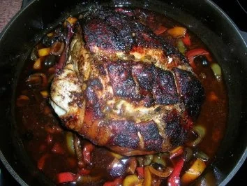 Toskanische Spanferkelkeule mit Kräutern - die Kruste ist durch Kräuter+Rotwein so dunkel - Rezept - Bild Nr. 5