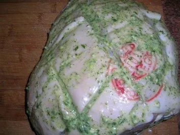 Toskanische Spanferkelkeule mit Kräutern - die Kruste ist durch Kräuter+Rotwein so dunkel - Rezept - Bild Nr. 2