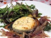 Warmer Toast unter gebackenem Ziegenkäse an Zwiebelkonfitüre - Rezept