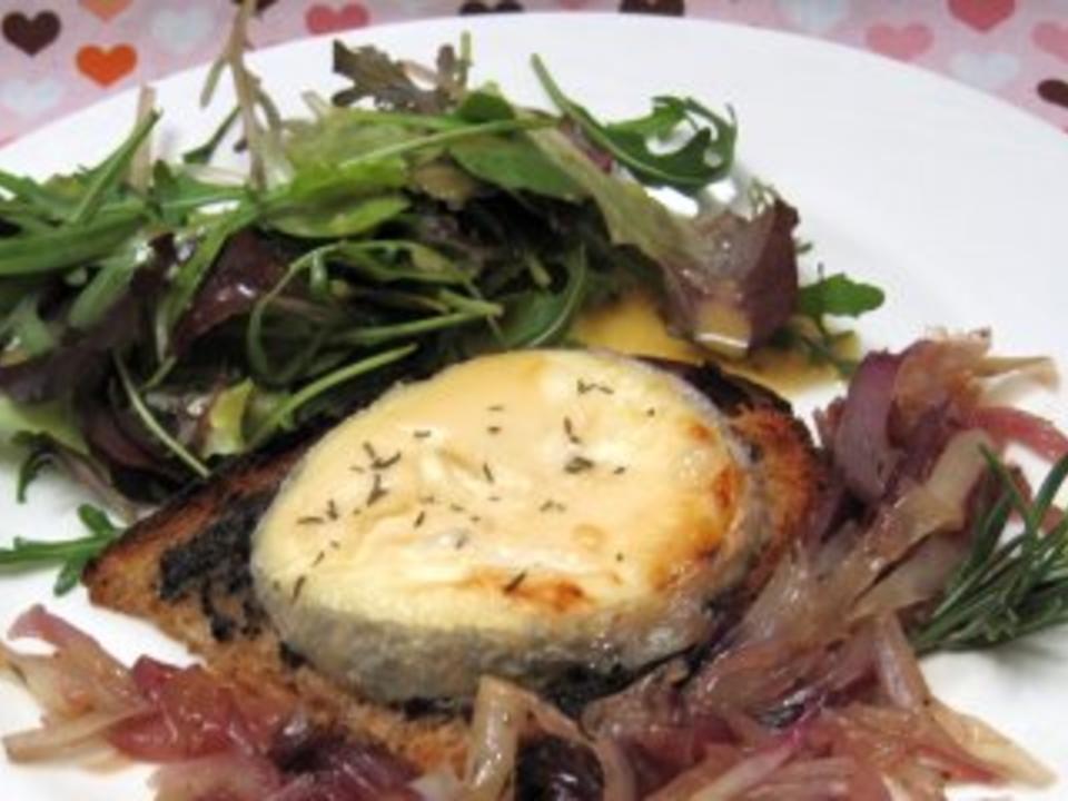 Warmer Toast unter gebackenem Ziegenkäse an Zwiebelkonfitüre - Rezept ...